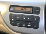 【オートエアコン】一度お好みの温度に設定すれば、車内の温度を検知し風量や温度を自動で調整。暑い&hellip;寒い&hellip;と何度もスイッチ操作をする必要はありません。快適な車内空間には必須の機能ですね♪