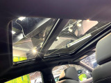 【大型サンルーフ】車内の解放感が一気に上がる大型のパノラマルーフ!季節を問わず開放的で快適なドライブをお楽しみいただけます。流通量も少なく希少価値の高い人気の装備です♪