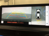 【パノラミックビューモニター(床下透過表示機能付)】クルマを上から見たような画像をディスプレイに表示し、運転席から確認しにくい箇所も確認できます。車両直下及びタイヤ付近のアンダーフロアの確認も可能です
