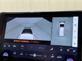 【パノラミックビューモニター】車を真上から見た状態をナビに映し出し、駐車時などをサポート☆クルマの斜め後ろなど、目が届きにくい箇所も確認できるため、いち早く障害物に気が付くことができます!
