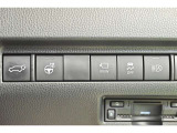 スタイリッシュなデザインのインパネ。各操作スイッチは使いやすい位置に配置されてます。