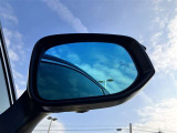 隣車線を走る車両をレーダーで検知し、ドアミラーでは確認しにくい後側方エリアに存在する車両に加え、急接近してくる車両も検知します。車両を検知するとドアミラーに搭載されたLEDインジケーターが点灯します。