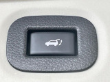 【パワーバックドア】スマートキーや運転席のボタンを押すだけでリアゲートが自動で開閉します!荷物を持っている時や、高い位置にあるバックドアを閉める際に便利な機能です♪
