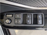 パワーウィンドウのスイッチですよ。 運転席に居ながら窓を開け閉めのコントロールできますよ。 ロック機能で、子供がイタズラして窓を開けるという事も無くなりますよ。