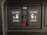 【両側パワースライドドア】スマートキーや運転席のスイッチで後席両側スライドドアの開閉が可能♪電動だから力を入れてドアを開ける必要が無く、小さなお子様でも簡単に開け閉めでき快適です♪