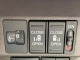 【両側パワースライドドア】スマートキーや運転席のスイッチで後席両側スライドドアの開閉が可能♪電動だから力を入れてドアを開ける必要が無く、小さなお子様でも簡単に開け閉めでき快適です♪