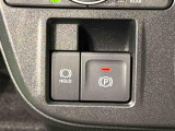 指先だけで簡単に操作が可能な電動パーキングブレーキを採用。「HOLD」スイッチを押すと、渋滞や信号待ちなどでブレーキペダルから足を離しても、ブレーキを保持するので安心です