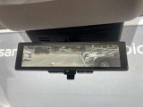 スマートルームミラーも付いています。後方ピラーや荷物、後席に同乗している方や曇りなど視界が遮られた場合でも後方カメラからの映像で安全確認をすることができます。