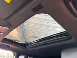 【サンルーフ】開放感たっぷりの希少装備、サンルーフが装着されています!車内に明かりを取り入れたり景色を楽しむ以外にも、車内の空気も簡単に換気できて快適です!