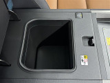 【クールボックス】フロントセンターコンソールに、車内で飲料を保冷できるクールボックスを設置しました。500mLサイズのペットボトルを4本保冷できます。