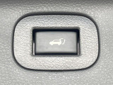 【パワーバックドア】スマートキーや運転席のボタンを押すだけでリアゲートが自動で開閉します!荷物を持っている時や、高い位置にあるバックドアを閉める際に便利な機能です♪