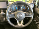 インテリアに合わせたデザインのステアリングは、運転される方のことも考え、運転しやすい形状、大きさです。是非一度、実際に触ってお確かめください。