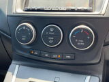 【オートエアコン】一度お好みの温度に設定すれば、車内の温度を検知し風量や温度を自動で調整。暑い&hellip;寒い&hellip;と何度もスイッチ操作をする必要はありません。快適な車内空間には必須の機能ですね♪