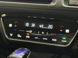 【左右独立オートエアコン】左右独立型、いわゆるデュアルエアコンです。運転席と助手席でそれぞれお好みの温度を設定可能です。