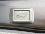 【パワーバックドア】スマートキーや運転席のボタンを押すだけでリアゲートが自動で開閉します!荷物を持っている時や、高い位置にあるバックドアを閉める際に便利な機能です♪
