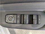 パワーウィンドウのスイッチですよ。 運転席に居ながら窓を開け閉めのコントロールできますよ。 ロック機能で、子供がイタズラして窓を開けるという事も無くなりますよ。