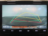 【バックガイドモニター】後方の映像をナビ画面に表示するだけでなく、ステアリング操作に連動して動くガイド線も同時に表示!予想進路の確認をしながら後退できるので便利です!