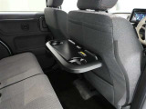運転席後部にはテーブルを装備しております。