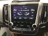 トヨタマルチオペレーションタッチでは、マルチメディア操作・空調操作・車両設定操作が可能です。通常時はエアコン画面が表示されています。