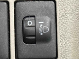 対向車や先行車への配慮が可能。積載物の状況に応じてヘッドライトの照射角度を手動調整できるスイッチ。