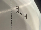 【ブラインドスポットモニター】走行中、ドアミラーの死角になりやすい箇所に後続車が接近するとサイドミラーのレンズに警告を表示!ドライバーに注意喚起をしてくれます。