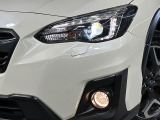 【LEDヘッドライト】悪天候や夜間走行時も良好な視界を確保し安心して運転できる高輝度LEDヘッドライトを装備!点灯速度が早く、消費電力も抑えられています。