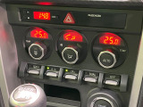 【オートエアコン】一度お好みの温度に設定すれば、車内の温度を検知し風量や温度を自動で調整。暑い&hellip;寒い&hellip;と何度もスイッチ操作をする必要はありません。快適な車内空間には必須の機能ですね♪