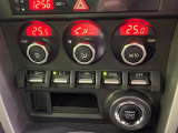 【オートエアコン】一度お好みの温度に設定すれば、車内の温度を検知し風量や温度を自動で調整。暑い&hellip;寒い&hellip;と何度もスイッチ操作をする必要はありません。快適な車内空間には必須の機能ですね♪