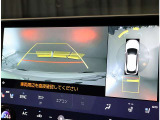 パノラミックビューモニター。車両を上から見たような映像を表示。運転席から目視しにくい車両周囲の状況をリアルタイムで確認できます。