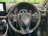 インテリアに合わせたデザインのステアリングは、運転される方のことも考え、運転しやすい形状、大きさです。是非一度、実際に触ってお確かめください。