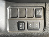 【両側パワースライドドア】スマートキーや運転席のスイッチで後席両側スライドドアの開閉が可能♪電動だから力を入れてドアを開ける必要が無く、小さなお子様でも簡単に開け閉めでき快適です♪