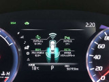《RCTA[パーキングサポートブレーキ(後方接近車両)]》後退時、自車の左右後方から接近する車両をレーダーで検知。ドライバーに注意を促し、衝突の可能性がある場合はブレーキ制御を行います。