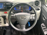 インテリアに合わせたデザインのステアリングは、運転される方のことも考え、運転しやすい形状、大きさです。是非一度、実際に触ってお確かめください。