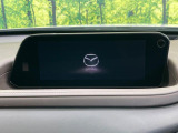 【8.8インチマツダコネクト】車内の雰囲気にマッチした大型のディスプレイ。スマホ接続でのナビ使用やBluetooth再生等、様々な機能が楽しめます。直感的なダイヤル操作が可能で、使い勝手も良好です。