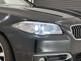 キセノンヘッドライトはハロゲンヘッドライトより明るく視認性も良く夜間の運転も安心です。