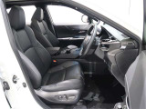 運転席・助手席ともにパワーシートを装備。運転席はポジションメモリー機能付き。パートナーと共用する場合などそれぞれのポジションを記憶させることができて大変便利な機能です。
