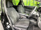 運転席まわりには十分なスペースがあり、大柄な方でもゆったり運転していただける環境です。