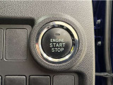エンジンスタートボタンです。キーが車内にあれば、エンジンの始動・停止はブレーキを踏んでスイッチを押すだけ!キーを取り出す手間を省き、ワンプッシュでエンジンを操作するので簡単でスムーズです。