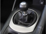 【シフトレバー】シフトもとても操作しやすいデザインになっております。運転する人の事を第一に考えた操作性の高い仕様です。