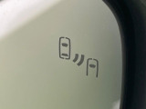 【ブラインドスポットモニター】走行中、ドアミラーの死角になりやすい箇所に後続車が接近するとサイドミラーのレンズに警告を表示!ドライバーに注意喚起をしてくれます。