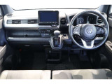 操作性に優れた運転席となります!小物入れや各ボタンの配置にこだわり、使いやすいです!座り心地もよく視認性も良好なのでロングドライブもお任せ下さい!