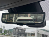 デジタルインナーミラー付き。後方視野角が広く、後席に同乗者がいても後方を確認しやすく安心です。