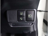 オートマチックハイビームとは、先行車や対向車のライトを認識し、ハイビームとロービームを自動で切り替える機能です。夜道の視界を確保します。詳細は販売店スタッフまでおたずねください。