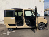 【両側電動スライドドア】運転席に設置されたボタンひとつで簡単な電動スライドドア☆ドアを自動で開閉できるため、車内にいながら家族や友達を迎える事ができます^^
