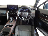 革巻きステアリングで快適な操作性の運転席です。