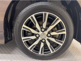 アルミホイール付き!「純正」なので車のデザインともマッチしています。お洒落は足元から。。。といいますから♪