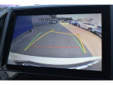 シフトレバーをリバースにすると連動してバックカメラ、サイドカメラ映像&バックセンサーに切り替わります。