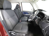 ゆったり室内で運転もしやすいです♪使い勝手の良い配置も考えられています!!