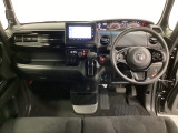車内は光触媒抗菌消臭施工済です。インパネ周りはスタイリッシュなデザインで機能や装備も充実しています。グローブボックスやカップホルダーのほかにトレーなどたくさんの収納スペースが付いています。
