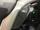 【車線逸脱警報】道路上の白(黄)線を認識し、意図せず走行中の車線からはみ出しそうになった時、メーター内の警告灯とブザーで注意喚起してくれる安心・安全機能です♪